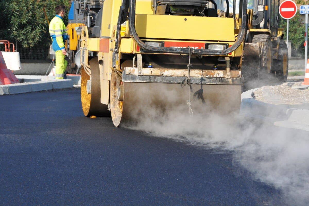 Vendée : un ouvrier de 19 ans meurt enseveli sous du goudron à 200 °C
